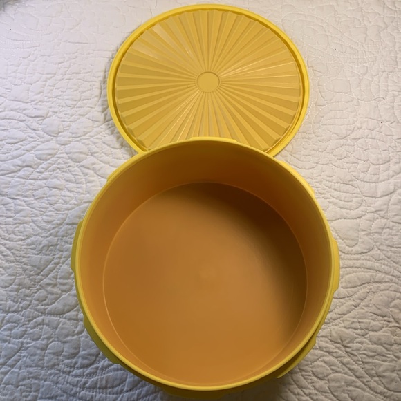 Tupperware Vintage yellow/Gold round Storage Container W/Lid light Coffee stain - Picture 3 of 8